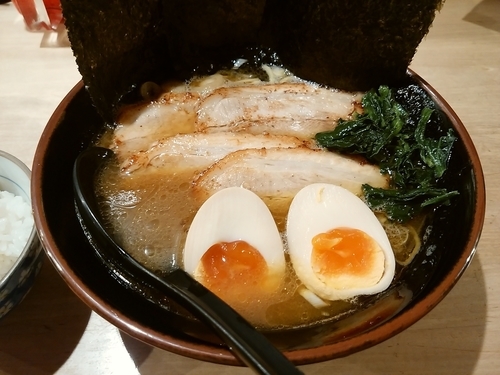 「チャーシューメン＋味玉＋半ライス」@横綱家の写真