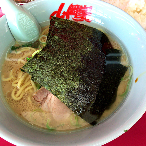 「醤油ラーメン　0円（クーポン）小ライス　110円」@ラーメン山岡家 太田店の写真