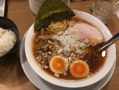「八王子ラーメン＋こはく玉子＋半ライス」@らーめん日和の写真
