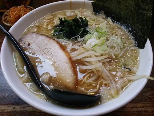 「醤油　：細麺　（麺大盛り）　＋みぞれ＆辛モヤシ：サービス」@信州麺屋 とんずら －カエン－の写真