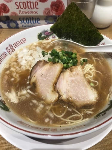 「煮干そば➕大盛➕タマネギトッピング」@鼈の写真