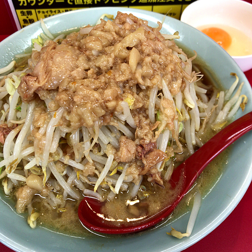 「小ラーメン（ハーフ&ハーフ）750円　生たまご　50円」@立川マシマシ 足利総本店の写真