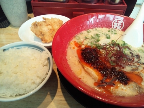 「辛々ラーメン+唐揚げ1コ+ライス+替え玉（890円）」@豚骨らーめん 福の軒 秋葉原店の写真