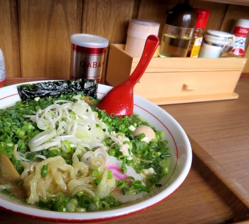 「青ねぎ佐野＋鶉味玉（930円）」@佐野らーめん 利休の写真