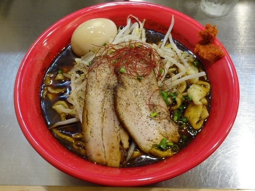 「玉BLACKらーめん：肉2枚・味玉・辛みそ（800円）」@麺創研 紅 BLACKの写真