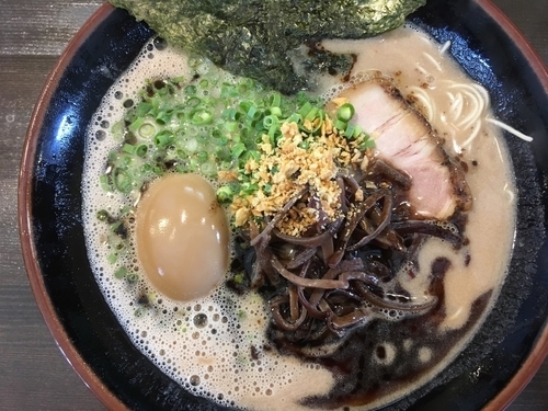 「黒 熊本ラーメン 700円（味玉+100円）」@博多ラーメン 焚屋の写真