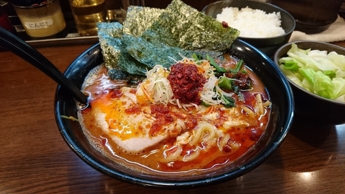 「限定/赤いとき卵ラーメン+中盛り+キャベツ+ライス」@ラーメン 大山家 昭島店の写真