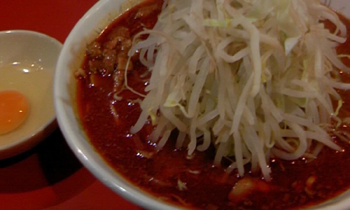 「火の頂(大盛)＋生たまご」@蒙麺 火の豚の写真