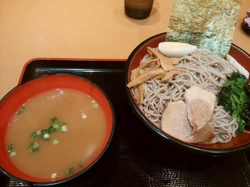 「煮干しつけそば」@名代富士そば 池袋西口店の写真