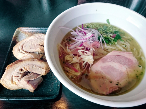 「冷やし煮干しそば(塩)＋厚切り豚2枚」@陽はまたのぼるの写真