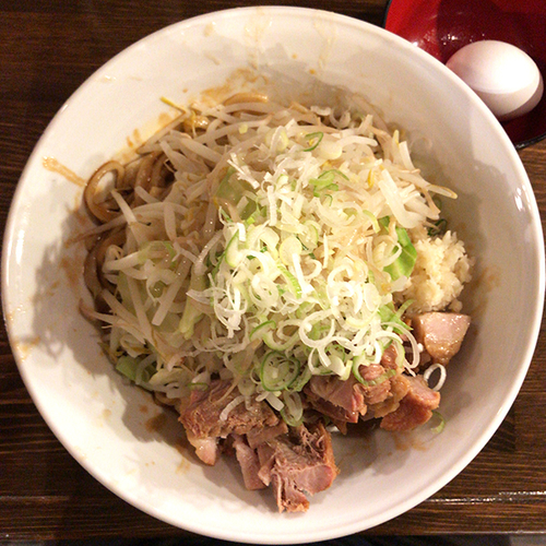 「油そば 醤油（ニンニクねぎ）」@ちばから 渋谷道玄坂店の写真