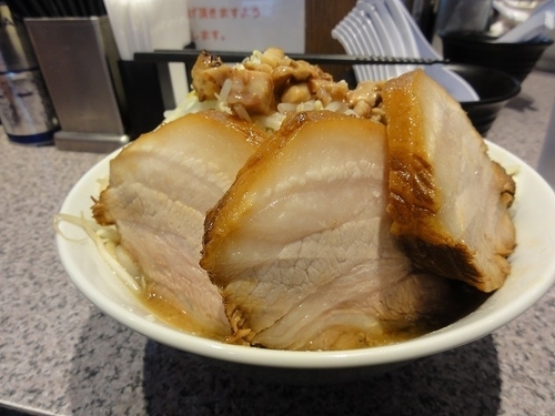 「ラーメン中盛850円　豚まし200円　ｾﾞﾝﾏｼ」@ラーメン宮郎の写真