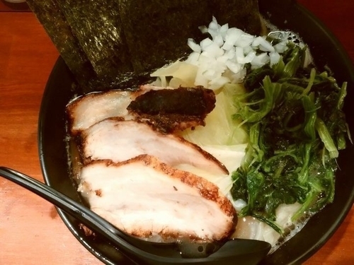 「塩豚骨キャベチャー＋ホウレンソウ増し＋玉葱」@横浜家系らーめん 極楽家の写真