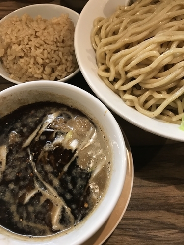 「黒こってりつけめん、大盛りサービス、ごはんサービス」@つけめん油そば 五丁目煮干しの写真