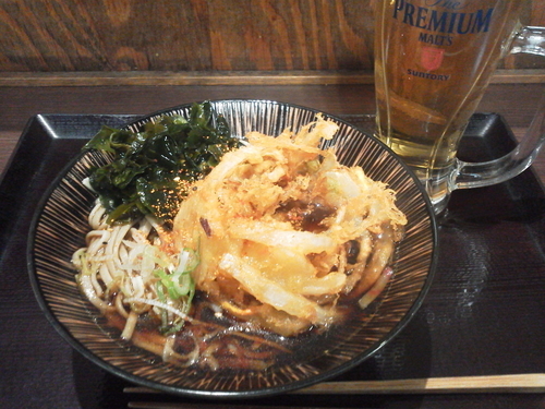 「天ぷらそば400＋生150＝550円」@嵯峨谷 歌舞伎町店の写真