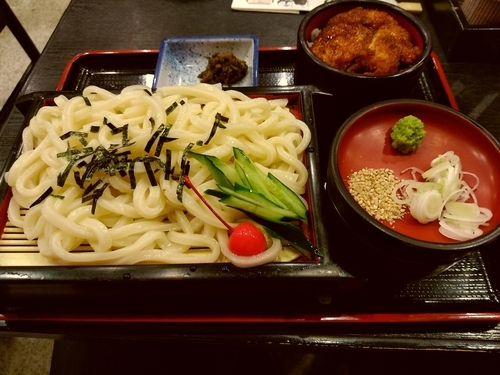 「冷たいうどんセット(並盛)880円」@登利平 高崎モントレー店の写真