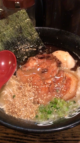 「黒らーめん煮卵+半ライス」@ら〜めん村田屋の写真