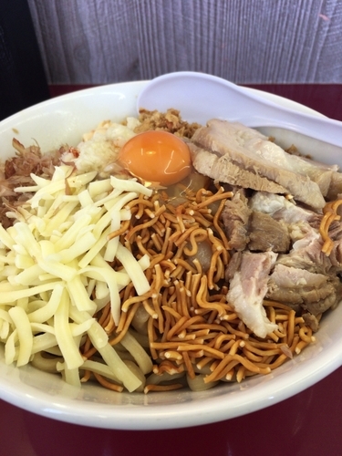 「まぜそば（全部のせ普通）¥850」@ジラフの写真