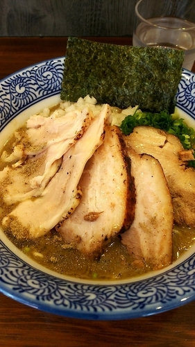 「⑦濃厚炙り肉6煮干し中華蕎麦&⑫生和え玉⑭ネギ」@煮干し中華蕎麦 山崎の写真