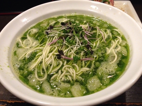 「牛脂韮蕎麦」@灰汁中華 丿貫 福富町本店の写真