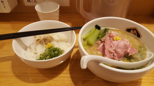 「濃厚真鯛ﾗｰﾒﾝ+真鯛雑炊丼(小)smokeﾁｬｰｼｭｰW」@真鯛らーめん 麺魚の写真