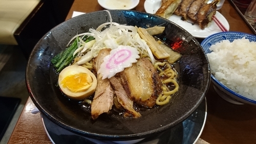 「ブラックらーめん+餃子+他」@ちゃーしゅうや武蔵 イオンモール日の出店の写真