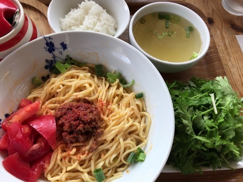 「冷やしまぜトムヤム850円（追い飯とスープ付き）+パクチー爆」@あたりやの写真