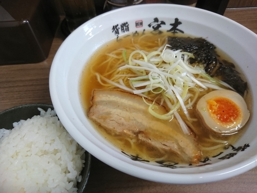 「和風醤油らーめん650円＋ライス100円」@背脂らーめん宮本 志木店の写真