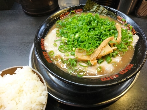「とんこつラーメン780円(ネギ多め)＋ライス(中)160円」@無鉄砲 東京中野店の写真