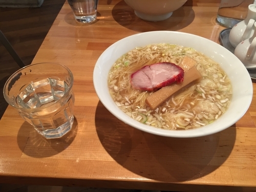 「ワンタン麺（850円）無料半ライス」@ウミガメ食堂の写真