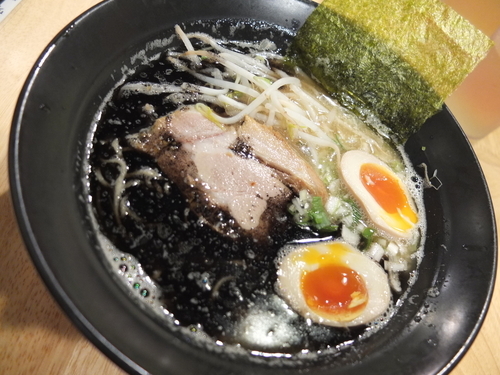 「とんこつこがしらーめん(細麺)+タマゴ」@琉家の写真