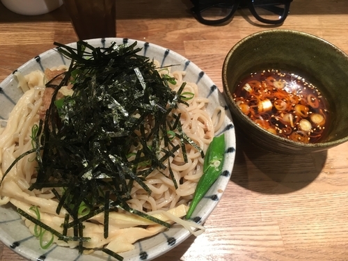 「鰹だしの冷やし肉そば 大盛り ごはん、生卵 ¥880、¥50」@麺屋ぬかじの写真