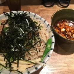 鰹だしの冷やし肉そば 大盛り ごはん、生卵 ¥880、¥50