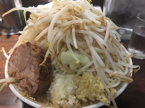 「豚入りラーメン中盛り790円」@らーめんまんの写真