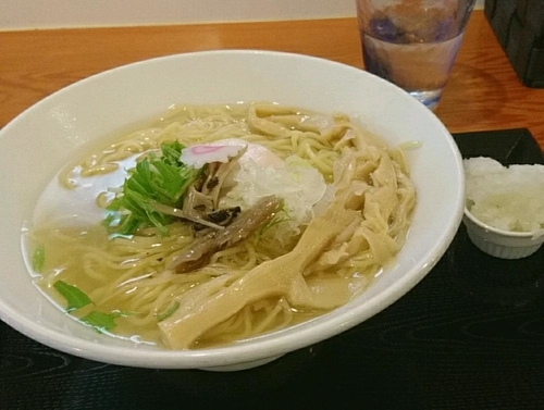 「淡麗鶏そば(塩)690円＋大盛り50＋玉ねぎトッピング50円」@鶏そば 七星の写真