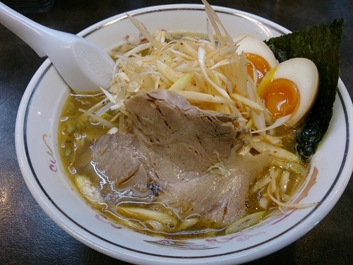 「ハルピンラーメン 寝かせニンニク卵 辛ネギトッピング」@ハルピンラーメン 松本並柳店の写真