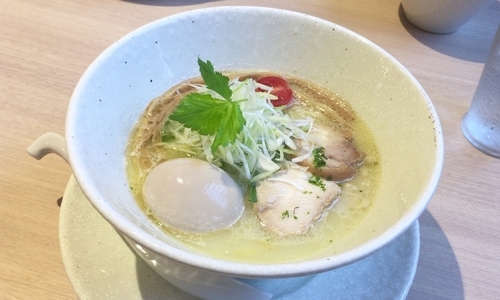 「味玉しお白湯」@鶏麺屋 虎々の写真