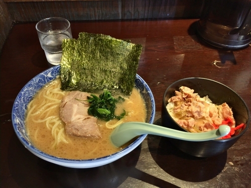 「ラーメン+ミニ丼(満腹セット800円)」@とんぱた亭 新子安店の写真