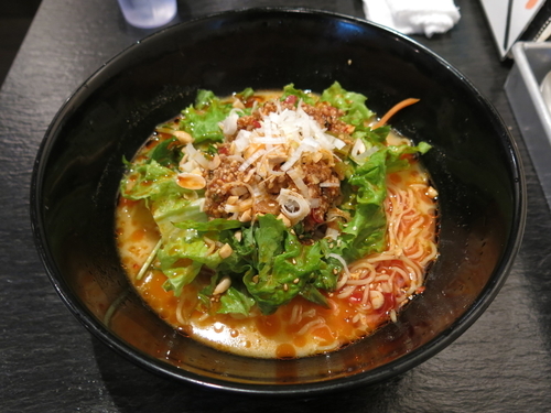 「新鮮野菜たっぷり乗せ冷し担々麺：1000円」@ムシャトラ赤坂 （MushaTora赤坂）の写真