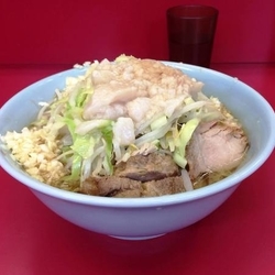 小豚アブラニンニク麺半分