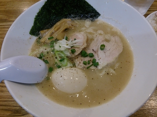 「鶏白湯の自家製麺 味玉トッピング」@めんごころ なつの写真