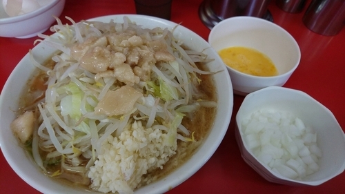 「小ラーメン豚2枚750円+刻み玉ねぎ50円+生卵50円」@ラーメン二郎 茨城守谷店の写真