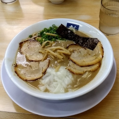「魁龍ラーメン＋ライス＋半替玉」@魁龍 博多本店の写真