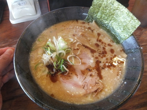 「とんこつ醤油らーめん680円(クーポンで530円、大盛無料)」@壱鵠堂 夏見台店の写真