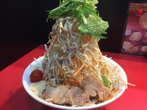 「冷やし中華＋ヤサイマシマシ＋ニンニク＋ガリマヨ」@千里眼の写真