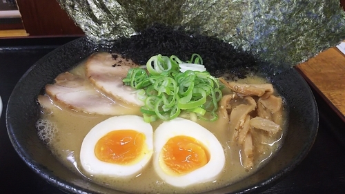「濃厚鶏白湯　特製ラーメン」@気むずかし家の写真