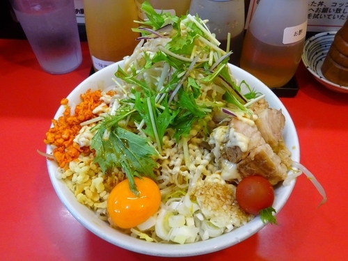 「冷やしまぜそば：普通（830円）ヤサイニンニク辛あげガリマヨ」@用心棒 本号の写真