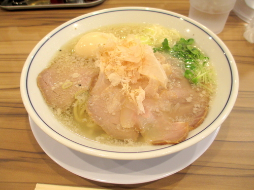 「味玉塩らーめん」@らーめん鱗 西中島店の写真