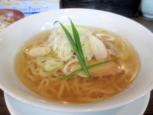 「塩イリコラーメン」@手打ち麺 やす田の写真