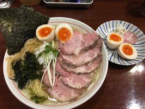 「冷やしニボらーめん 味玉付き800円 特製盛り250円」@煮干中華そば 鈴蘭 新宿店の写真